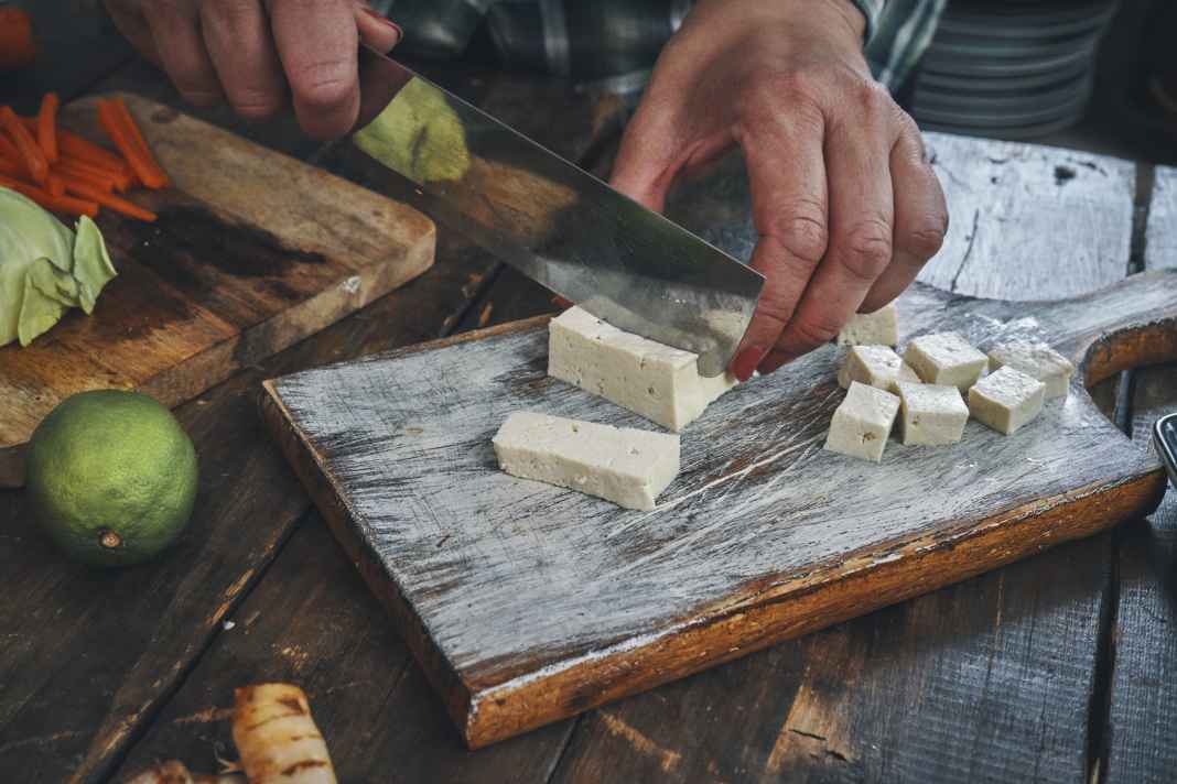 Vegane Ernährung und Sport funktionieren gut zusammen. Allerdings nur, wenn man die wichtigsten Tipps beachtet und sich nicht ausschließlich von Tofu ernährt.