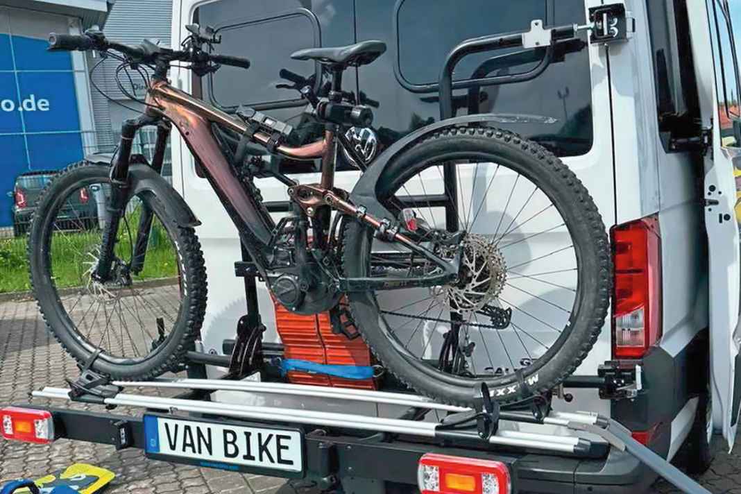 Wie kommen Camper trotz Biketransport ans Heck ihres Fahrzeugs? Mit diesen Lösungen ist das kein Problem. Der wuchtige Van Bike Träger lässt sich voll beladen zur Seite schwenken