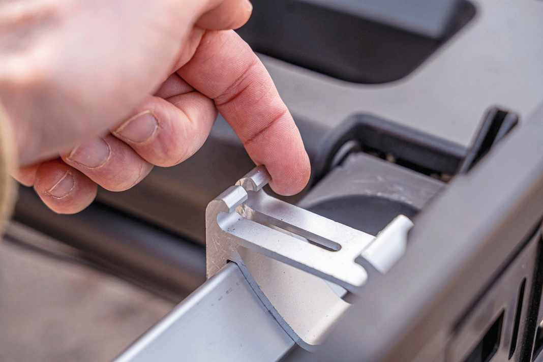 An der Alu-Aufnahme für die Zusatzschiene beim Eufab kann man sich schnell mal die Finger verletzen