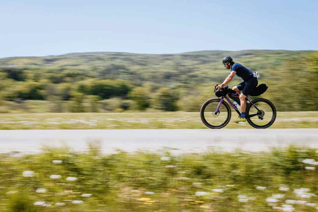 8 Bikepacking-Taschen-Sets im TOUR-Test