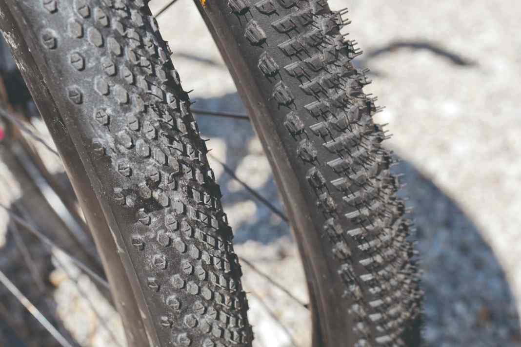 Schnelläufer (Conti Terra Speed, links) oder Allrounder (Conti Terra Adventure)? Das hängt vom Einsatzzweck ab. Weniger Profil heißt: mehr Tempo und besseres Fahrgefühl auf der Straße