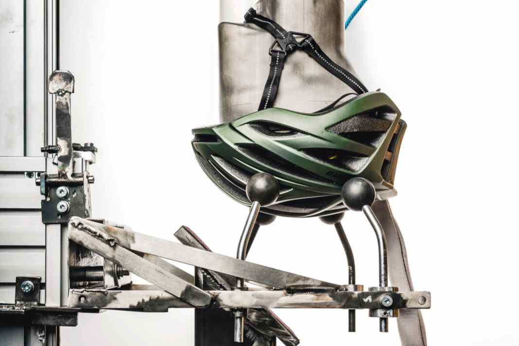 Der Crashtest der Cityhelme findet auf unserem hauseigenen Prüfstand statt