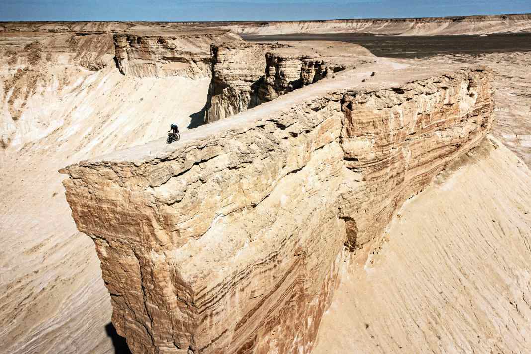 Der Franzose Cèdric Tassan hat eine Vorliebe für Sandkasten-Staaten. Hier ließ er die Drohne steigen und fuhr bis zur Spitze einer Felsnase in Afghanistan.