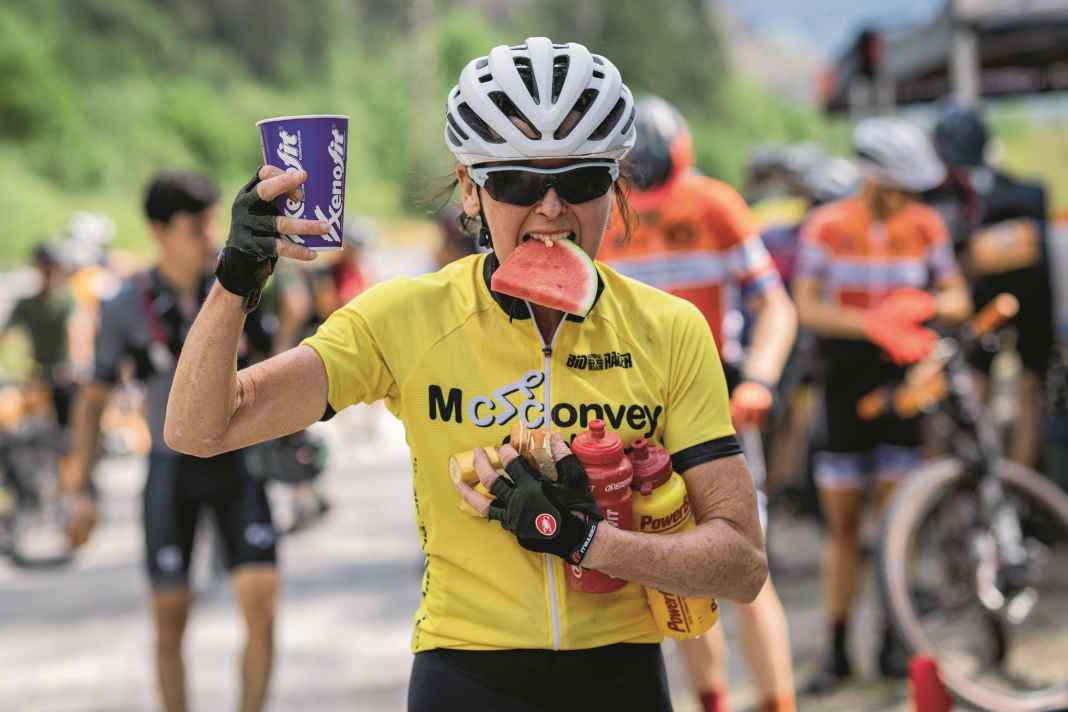 Egal ob Flüssig oder fest: Radsportler brauchen Kohlenhydrate, um den Motor am Laufen zu halten.