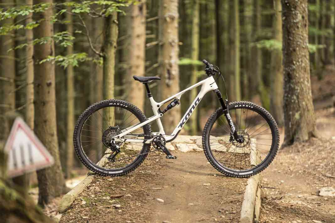 Die Eckdaten vom Kona Hei Hei CR: Gewicht 13,7 kg1 / Federweg: 130/120 mm / Laufradgröße: 29" / Preis: 6499 Euro / Rahmenmaterial: Carbon