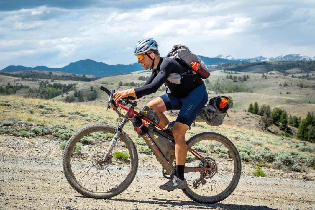 Extrembiker Ulrich "Uba" Bartholmoes gewann auf einem umgebauten BMC Twostroke 2025 die legendäre Tour Divide.