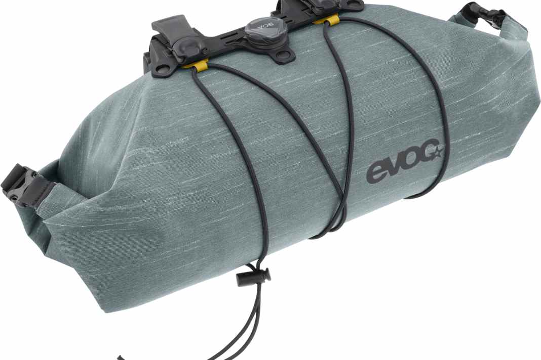 Zu gewinnen gibt es ebenfalls ein Bikepacking-Set bestehend aus: Evoc Handlebar Pack Lenkertasche