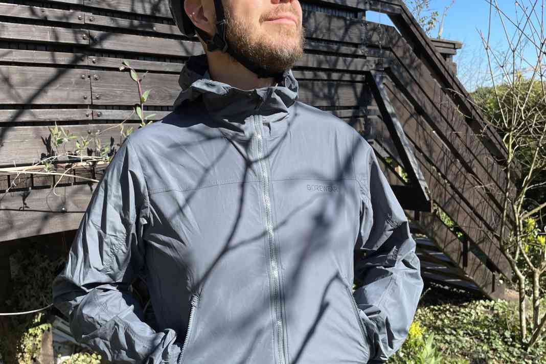 Grundsätzlich fühlt man sich gut mit dem Fernflow Windbreaker.