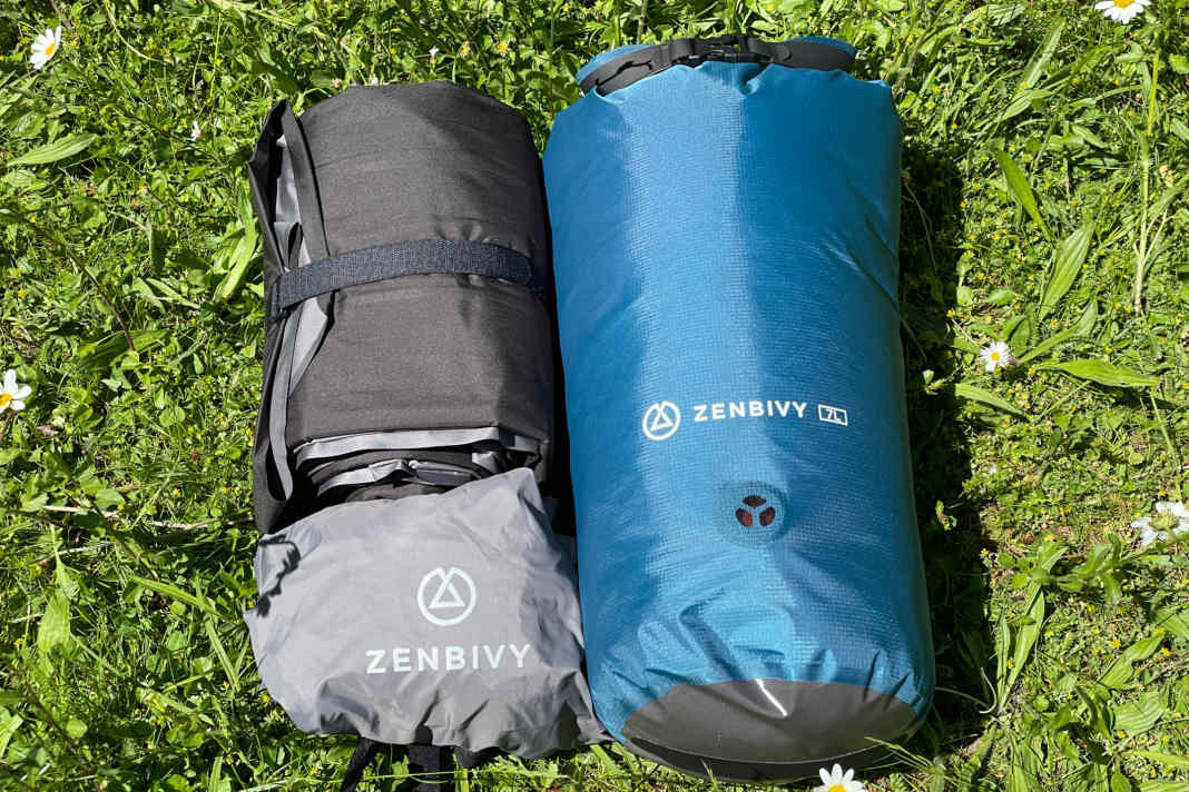 Ein multifunktionales System verfolgt Zenbivy aus den USA mit seinem Schlafsack und aufblasbarer Isomatte.