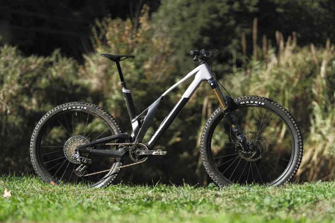 Unno IKKI: Light E-Enduro mit 170/160 mm Federweg, MX-Laufrad-Mix, Carbon-Rahmen, VPP-Hinterbau.