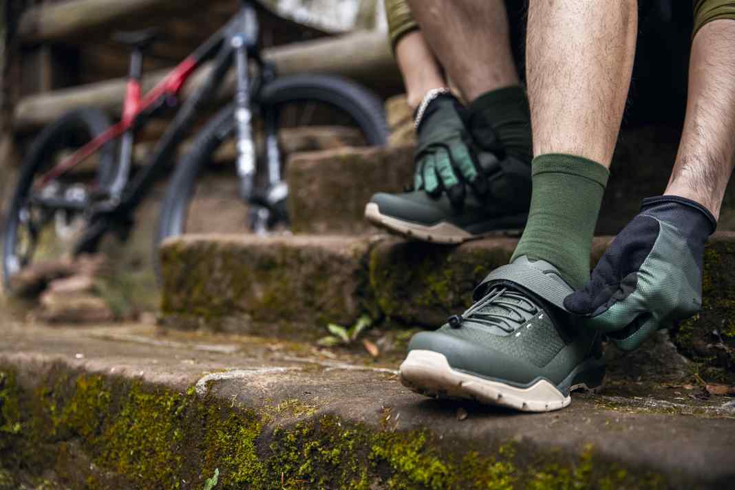 Der Shimano EX 5 Tourenschuh kommt mit Schnürung und Klettriemen.