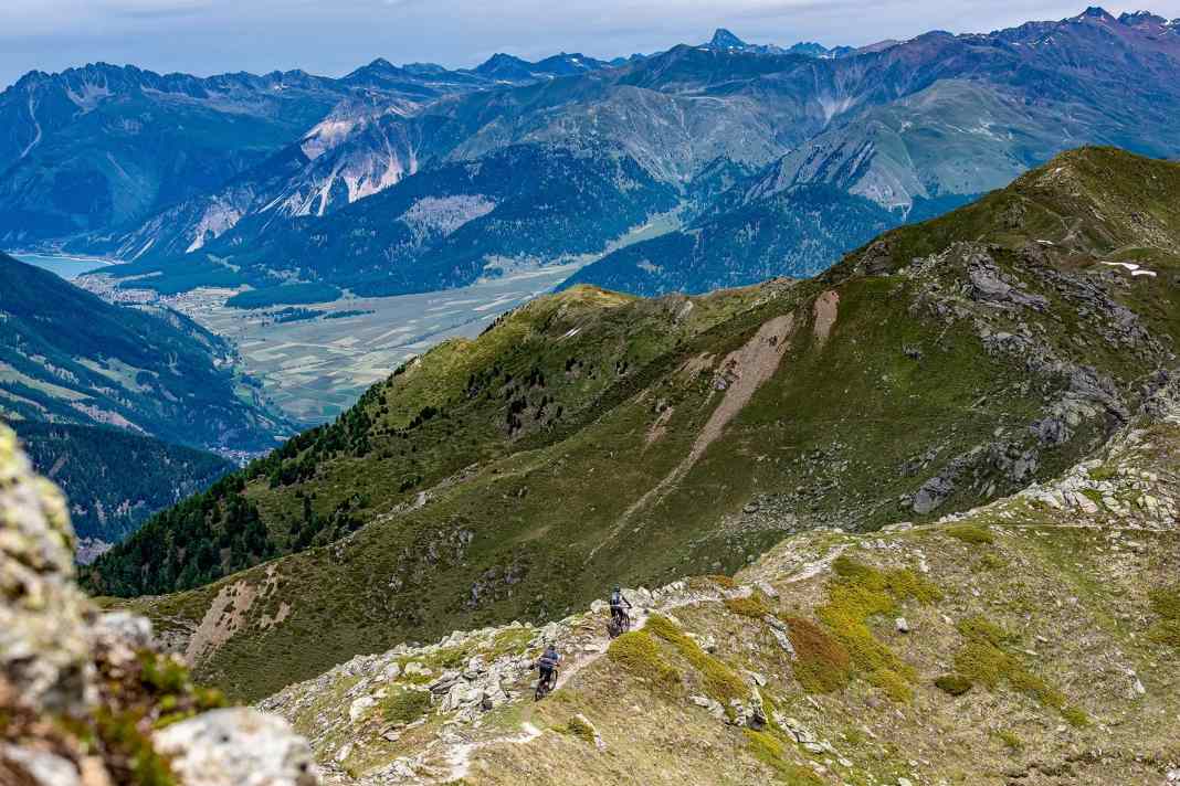 Eine Etage über dem berühmten Goldsee-Trail balanciert der Trail am Piz Chavalatsch  am Kamm entlang. Der Blick reicht bis zum Reschenpass!