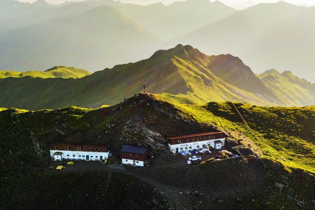 Die Marchhütte (2541 m): Einst Kaserne für die Grenzsoldaten unter Mussolini, heute willkommene Unterkunft für Stoneman-Aspiranten (silber).