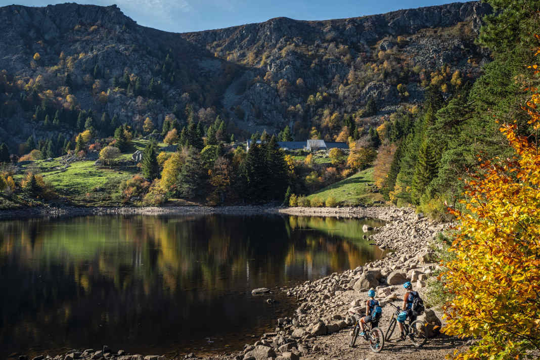Lac du Forlet: Vom höchstgelegenen  See der Vogesen (1066 m) blickt  man auf den Hauptkamm des  Mittelgebirges. Dort oben balancieren  die Panorama-Trails dahin.