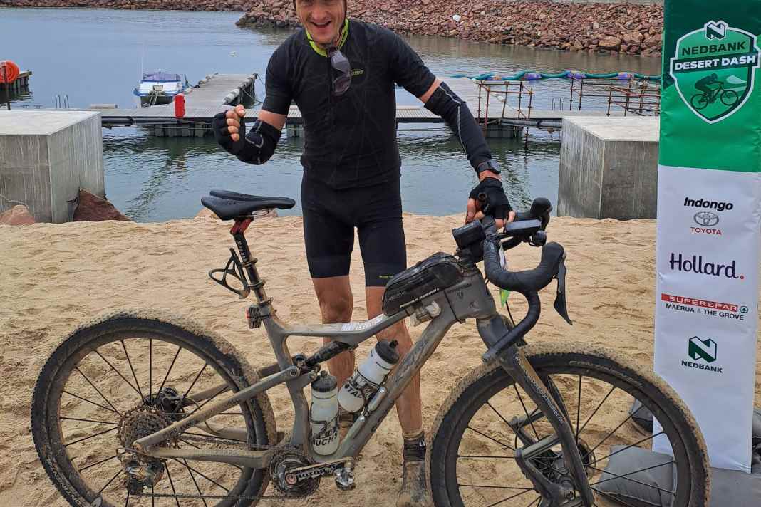 Karl-Heinz Leidel, genannt Carlie, mit seinem Spezial-Fully im Ziel des Desert Dash: Top Sechs Gesamt und Sieg in der Ü50-Wertung. Schnellster Profi war Drikus Coetzee (Namibia), vor Konny Looser (Schweiz) und Steffen Rick (Deutschland).