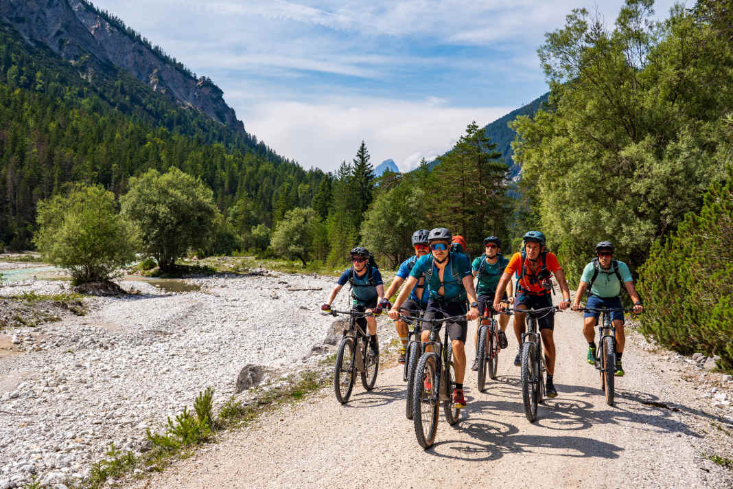 Es sind wieder alle am Start: Abenteuer-Filmer Peter Baumeister konnte wieder alle Freunde vom letzten Jahr für eine neue Transalp begeistern. Und sogar zwei mehr!