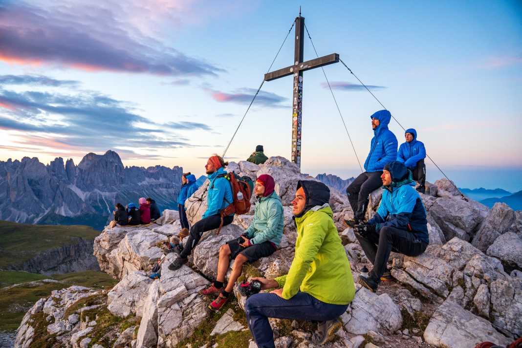 Letzter gemeinsamer Morgen: Etappe 7 startet wieder mit Gipfelglück am Schlern.