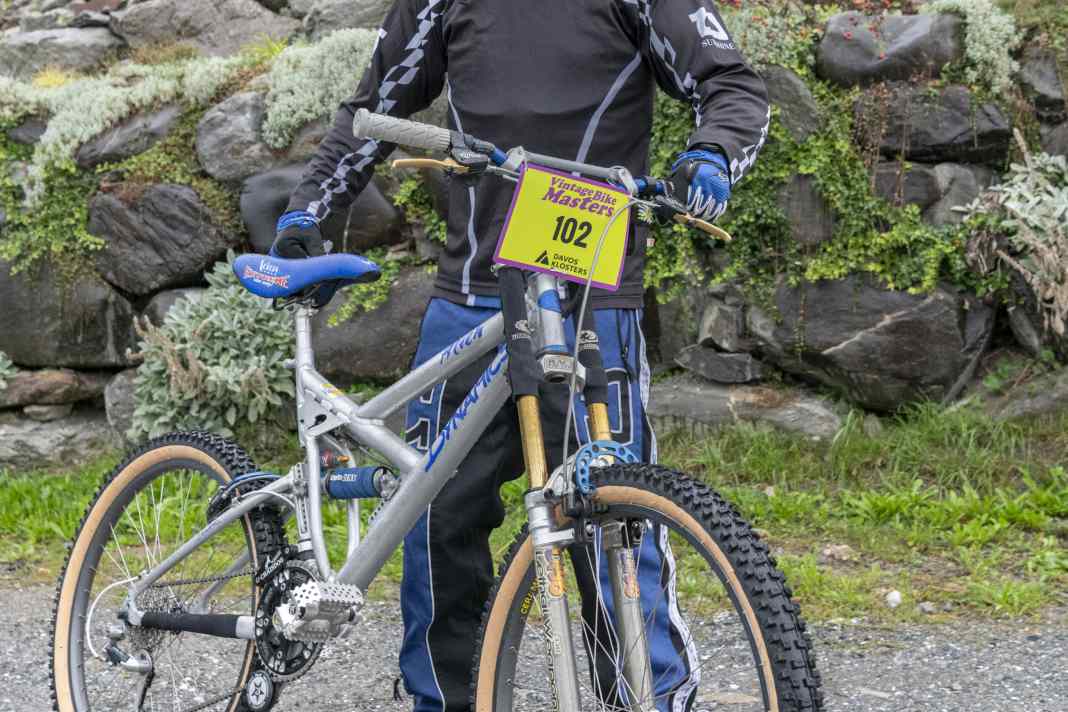 Als Kind guckte Gregor bei einem Downhill-Rennen mit und war zutiefst beeindruckt vom Hardcore-Modell der Marke Dynamics. Vor ein paar Jahren fing er an Dynamics-Bikes zu sammeln. Beim Downhill-Rennen ging er mit einen Dynamics Alien an den Start.