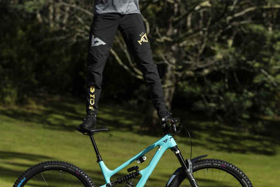 Steht auf Bikes: Christian “Texi” Textor | Deutsche Meister Titel Enduro: 5 | Körpergröße: 1,83 Meter | Geboren: 13.12.1990 | Körpergewicht: 79 Kilo | Gewicht Bike mit Pedale: 17 Kilo