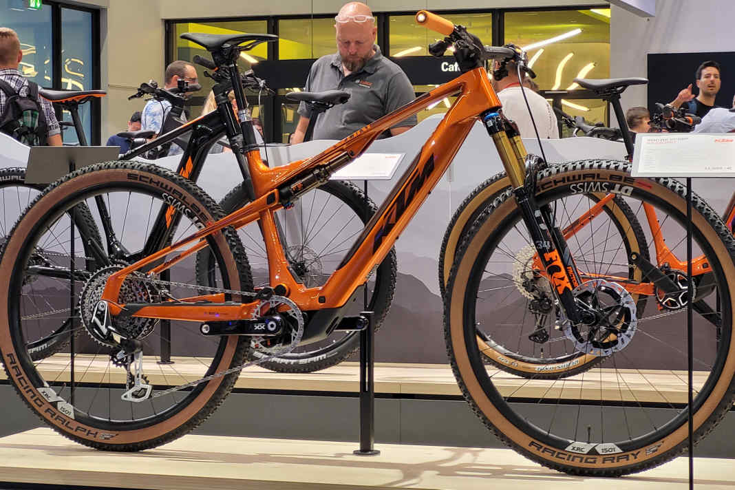 KTM Macina Scarp SX Exonic // Bosch Perf. SX // 400 Wh // 140 mm Federweg // 29 Zoll // 16,5 kg (Herstellerangabe) // 11099 Euro