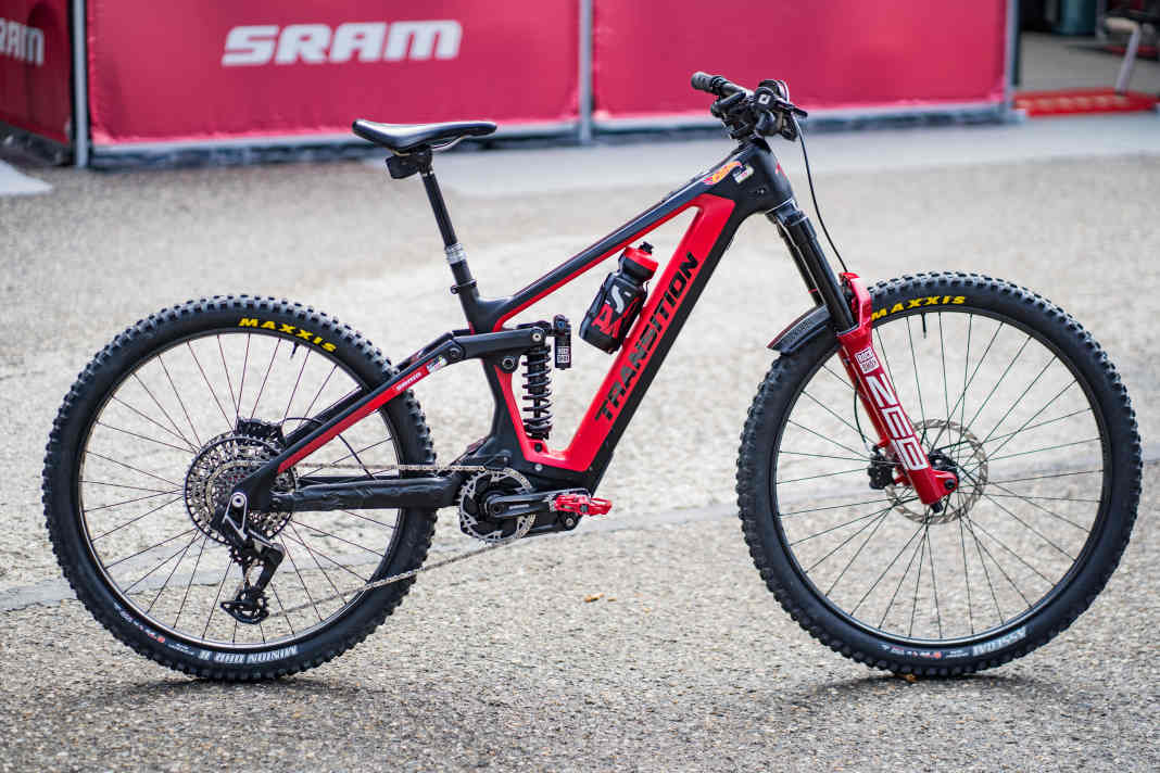 Mit 23,1 Kilo ist Pontals Transition Repeater PT wohl das leichteste Race-Enduro in der Boxengasse des E-Enduro-Worldcups.