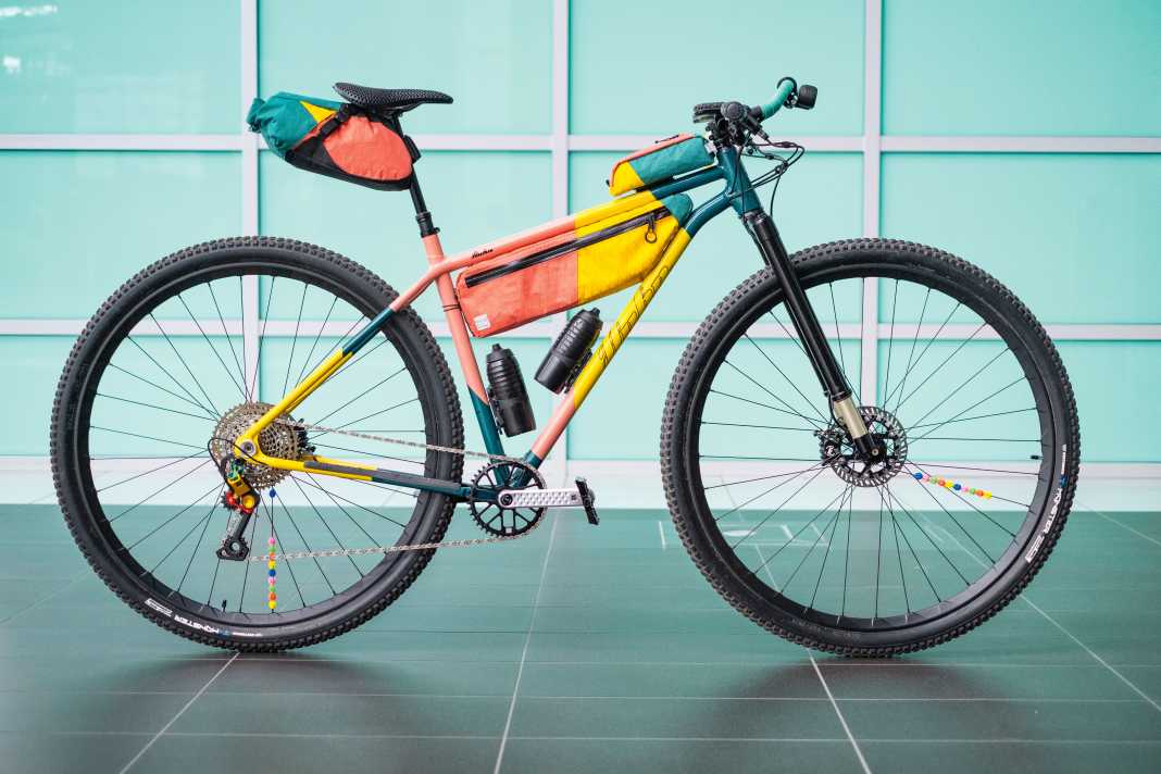 Huhn Cycles: Enorm und wohlproportioniert: Dieses Riesen-Rad rollt auf 36-Zoll-Laufrädern.