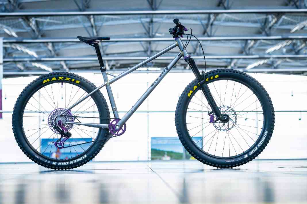 Individueller geht es kaum: ein auf Maß gebautes Trailhardtail von Dlouhy mit Drei-Zoll-Schlappen und Eightpins-Stütze.