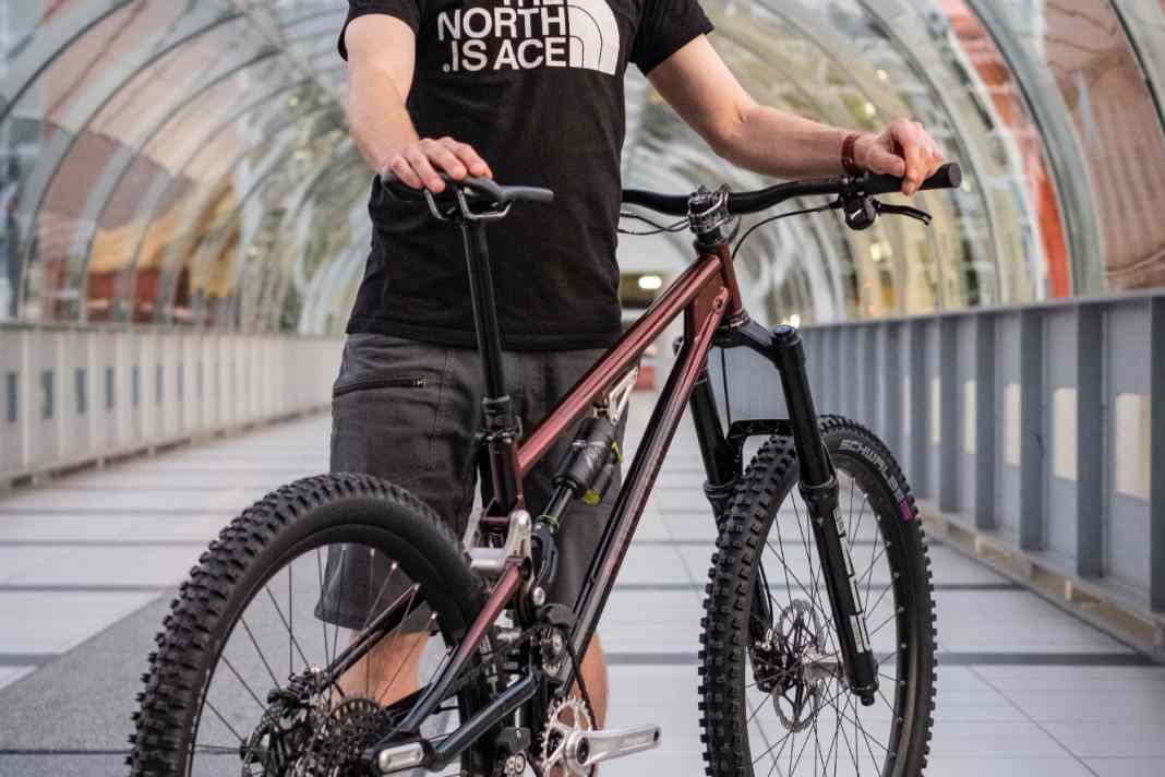 Gary Ewing baut in Nordengland Bikes für überwiegend grobes Geläuf.