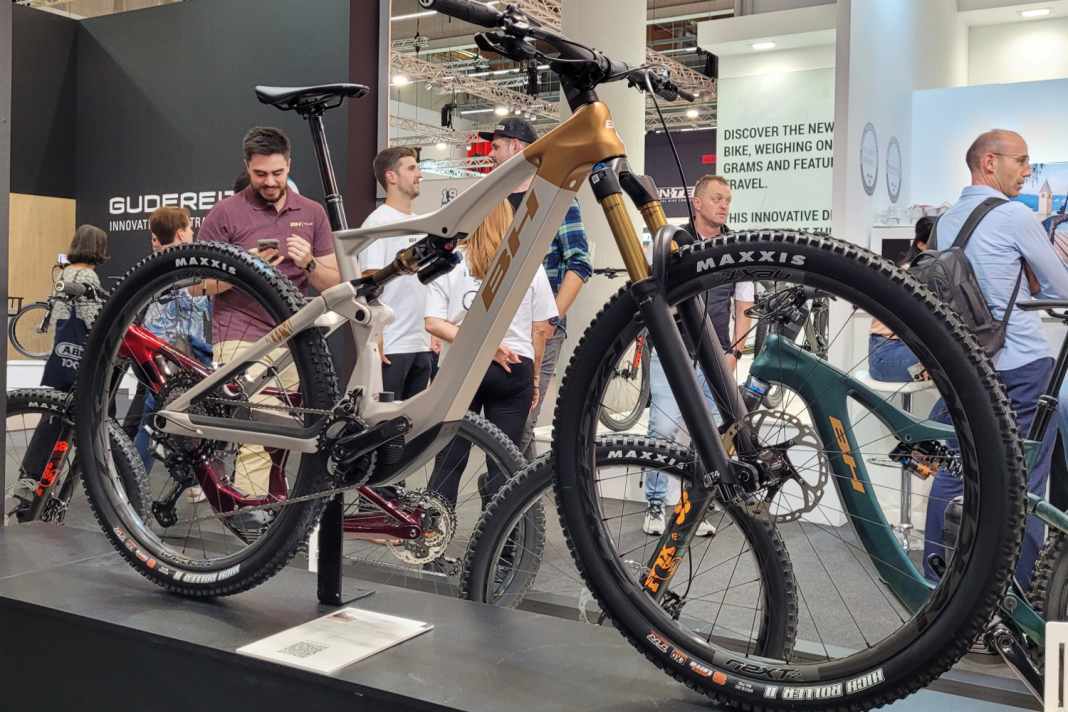 Das BH iLynx+ kommt mit Shimano EP801 Motor und vollen 85 Newtonmetern, der Akku des Trailbikes fasst 540 Wattstunden. Trotzdem soll das Bike nur um 19 Kilogramm wiegen.