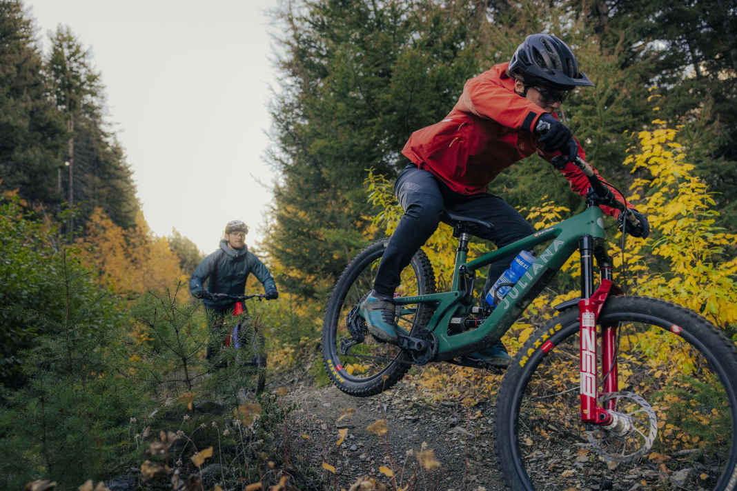 Aus Kanada kommt neue ausgesprochen leichte Regenbekleidung - nicht nur fürs Bike.