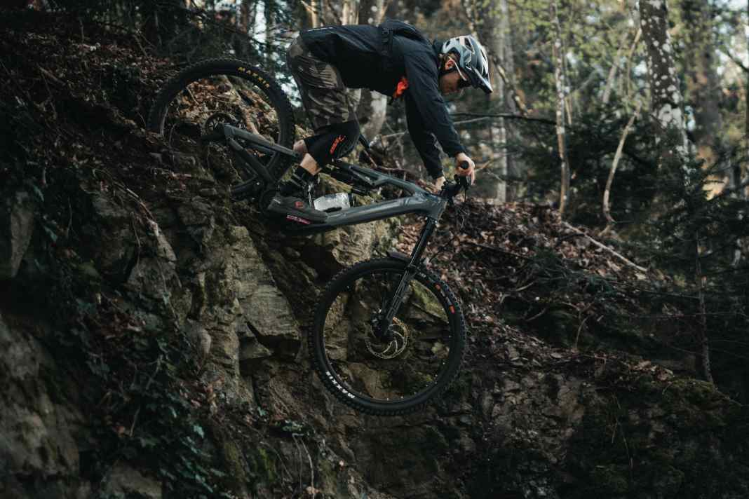 Bergab liegt das Clutch wie auf Schienen. Dass die ungefederte Masse am Hinterrad geringer ist als mit einem herkömmlichen Antrieb, spürt man sofort.
