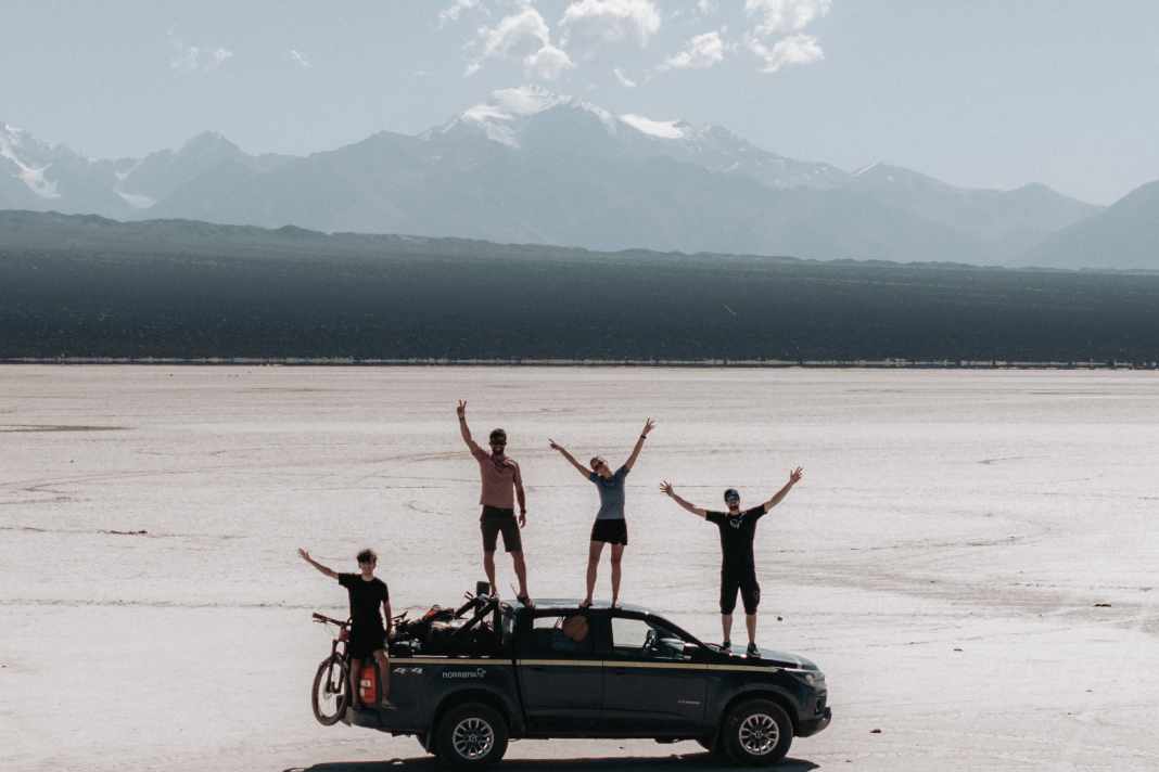 Das ist die gesamte Crew plus der Hauptdarsteller: im Vordergrund Andreas, Giovanni, Luca und Julia. Im Hintergrund der Berg Cerro Mercedario.