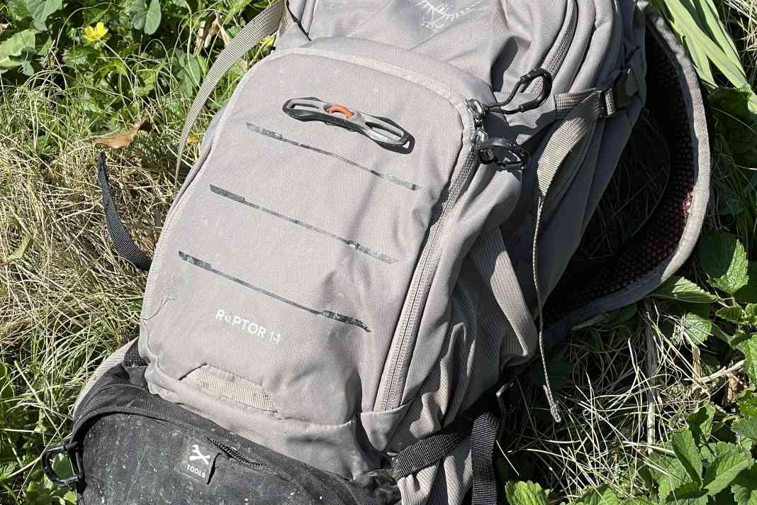 Der Sommer kommt - ganz sicher. Der neue Osprey Raptor 14 ist schon da. Er wurde neu designt.