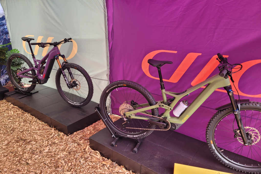 Die neuen E-MTBs von Cilo: Rechts Light, links Power.