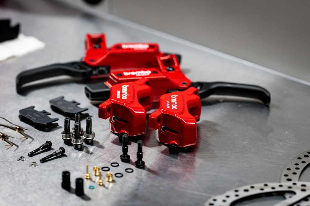 Sieht schon nach einem kompletten Set aus. Sättel, Scheiben, Geber und Beläge - bei der Prototypen-Brembo ist alles dran.