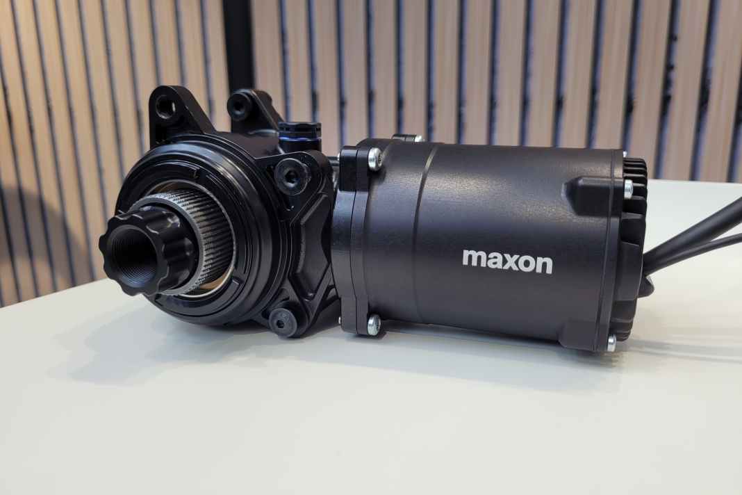 Besonderheit des Maxon Bikedrive Air S: Der rechte Teil des länglichen Motors verschwindet unsichtbar im Unterrohr des Bikes.