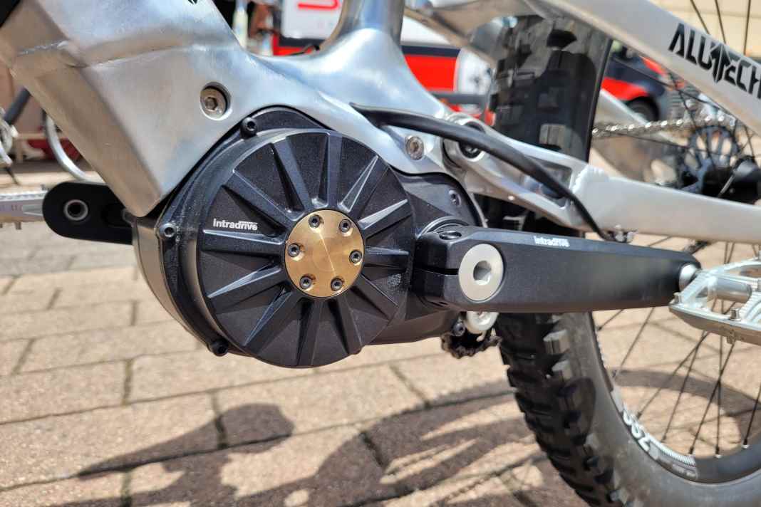 Der Intradrive GD8 kombiniert 8-Gang-Schaltgetriebe und kräftigen E-Bike-motor - und fällt erstaunlich kompakt aus, ist dafür etwas breiter. Der Q-Faktor liegt dadurch bei 190 mm.