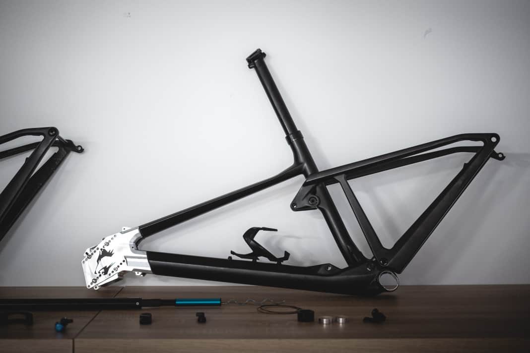 „Frankenbike“ nennen sie es intern. Ein modifizierter Rahmen, der in verschiedene Längen und Winkel einstellbar ist, um die perfekte Geometrie herauszufinden.