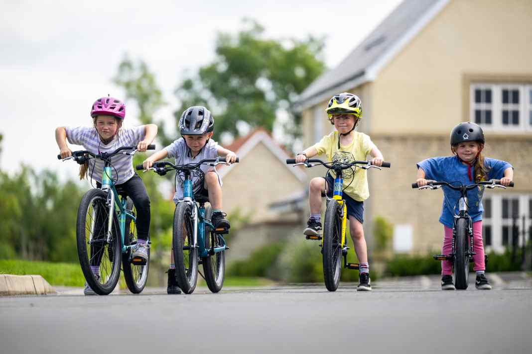Von 16 Zoll bis 24 Zoll reicht die Palette der neuen Marin Kinderfahrräder. Und tolle Farben haben sie auch noch.