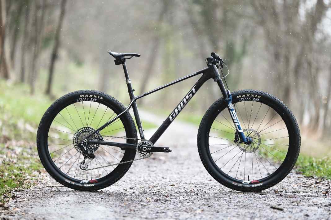as neue Ghost Lector HT 2024 hat mit dem Urgroßvater von 1993 einiges gemein. Auch der Anspruch Cross-Country-Rennen auf Welt-Niveau zu gewinnen gehört dazu.