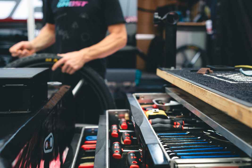 Ordnung ist die halbe Miete. Uwe Kampe hat seine Tools penibel sortiert, damit das richtige Werkzeug immer griffbereit ist
