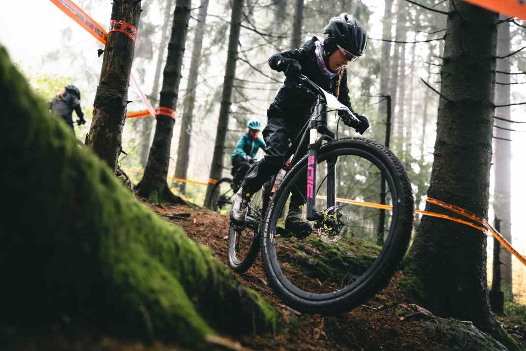 Lara ist erst zehn Jahre alt, fährt aber schon richtig schnell Mountainbike. Wir haben uns die Race-Bikes von 13 Nachwuchs-Bikern genauer angeschaut.
