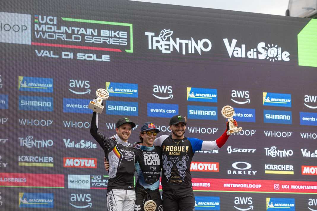 Das Podium der Herren in Val di Sole: Goldstone vor Brosnan und Daprela.