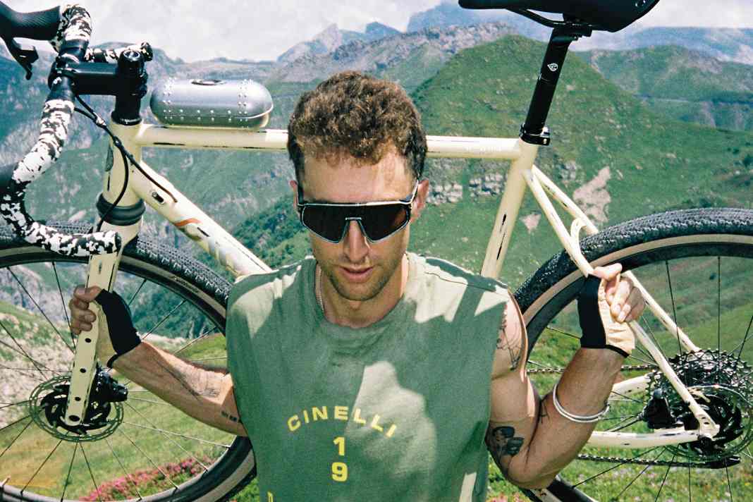 Brillen-Meister Oakley und Fahrradfertiger Cinelli haben sich für eine limitierte Brillenkollektion zusammengetan.