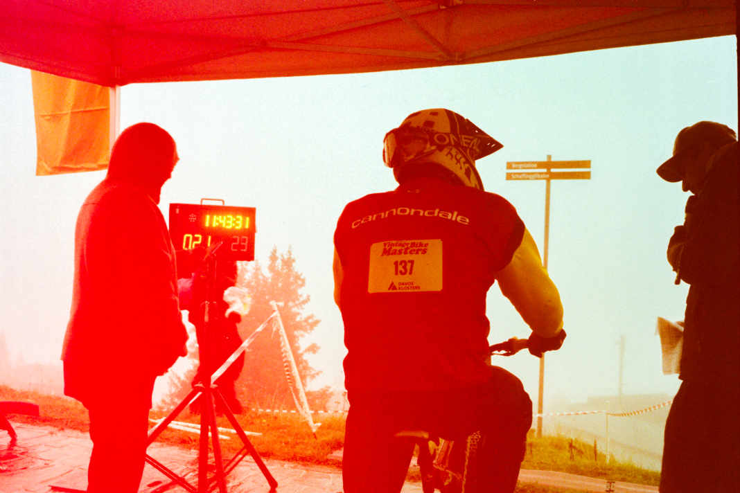 Warten auf das Startsignal: Die Zeitmessung beim Downhill-Rennen erfolgte professionell auf die Hundertstel genau.