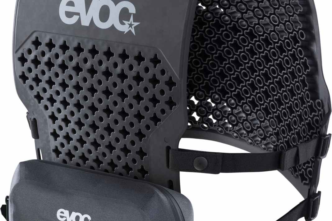 Was auf die Hucke - perfekt für den Bikepark: Mit dem Evoc Torso Protector Pin Pack & Magnet-Verschluss von Fidlock bekommt der Evoc-Rückenpanzer einen kleinen Stauraum für das Nötigste.