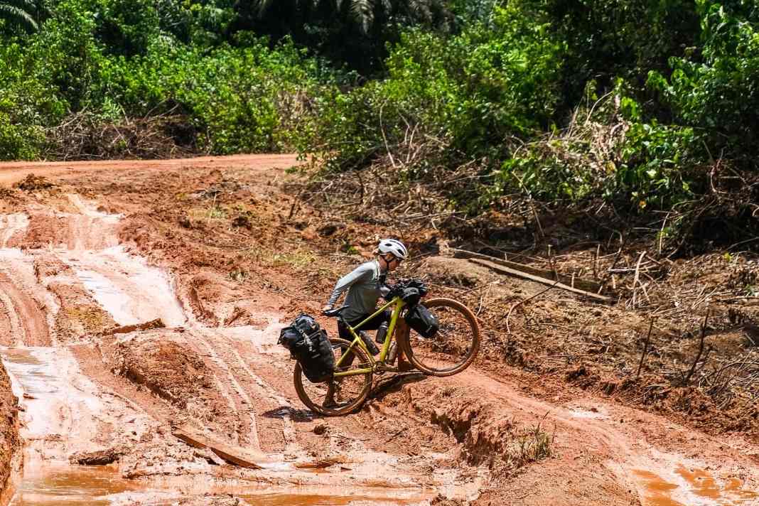 Bei den Straßenverhältnissen dauert es eine halbe Ewigkeit, bis Wiebke und Julien den Regenwald von Liberia durchquert haben