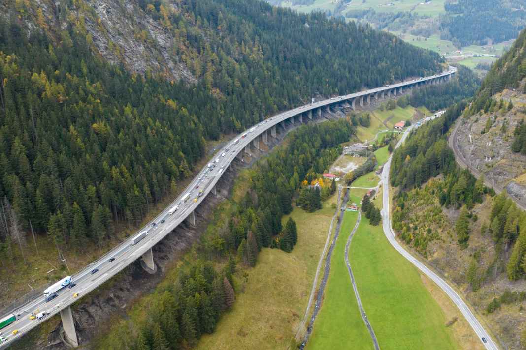Die Luegbrücke zieht sich 1,8 Kilometer übers Wipptal hinweg.