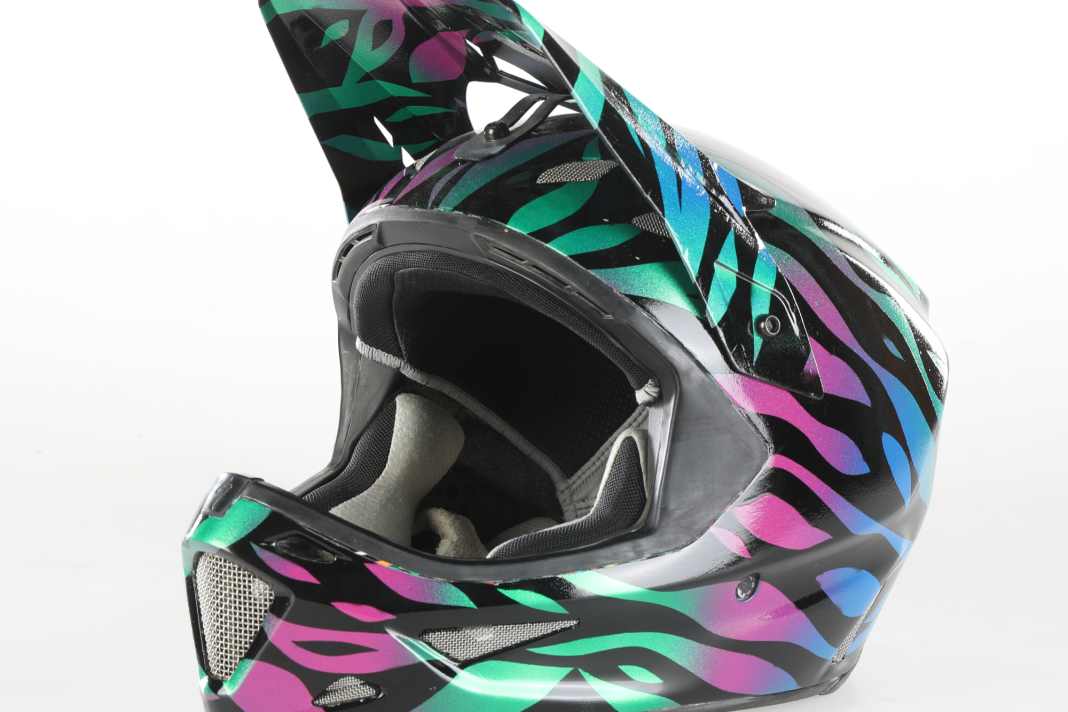 Es ist geschafft: Aus altem Helm wird Kunstwerk. Ein tolles Gefühl, mit einem Helm in Wunschlackierung über die Trails zu shredden.