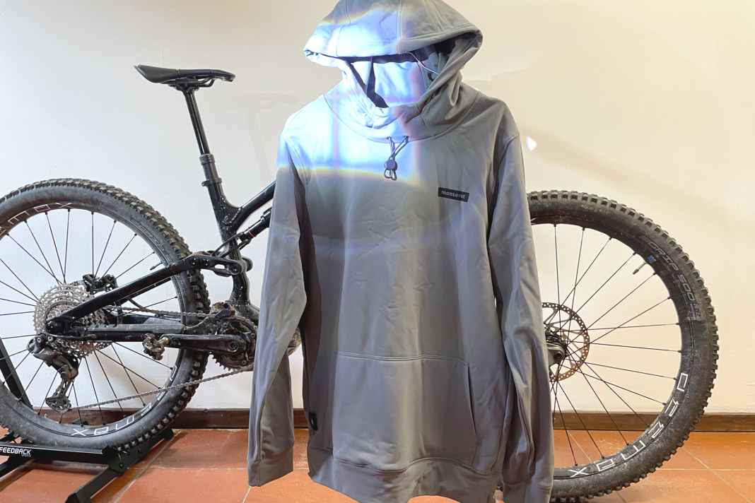 Zwei neue Lieblingsteile kommen von Monserat aus Freiburg: der Tech Hoodie mit eingebautem Windschutz...